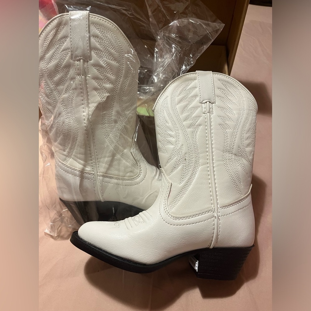 White leather Smoky Mountain boots
